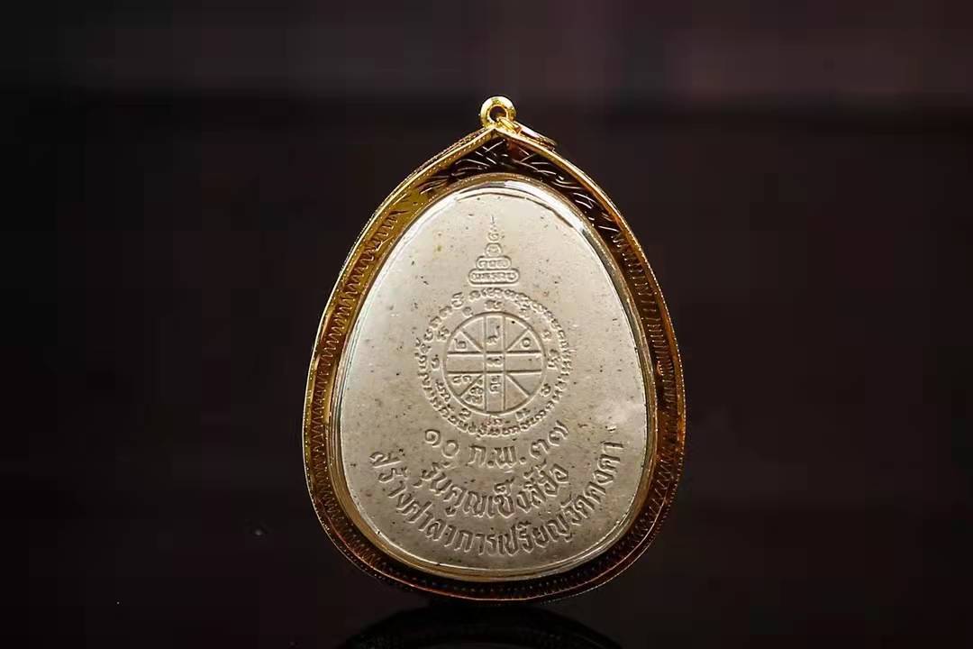 泰国佛牌 龙婆坤2537财富必打掩面佛