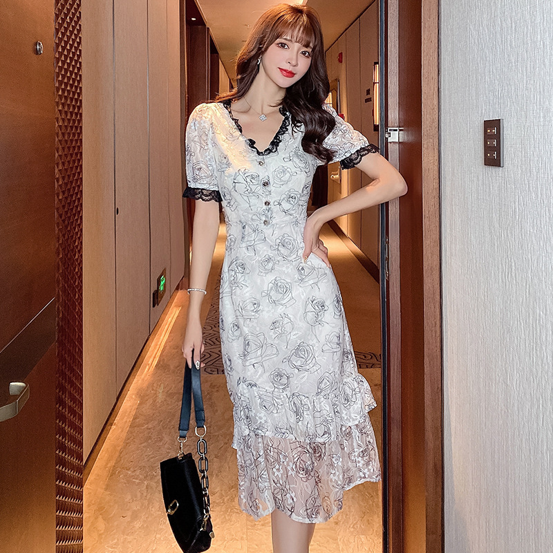 透视花朵连衣裙图片