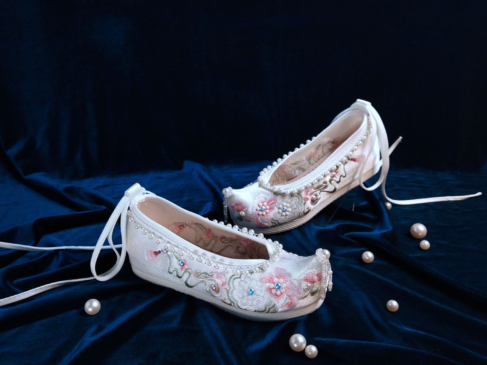 新款明制汉服鞋串珠弓鞋中式婚鞋秀禾鞋内增高配古装