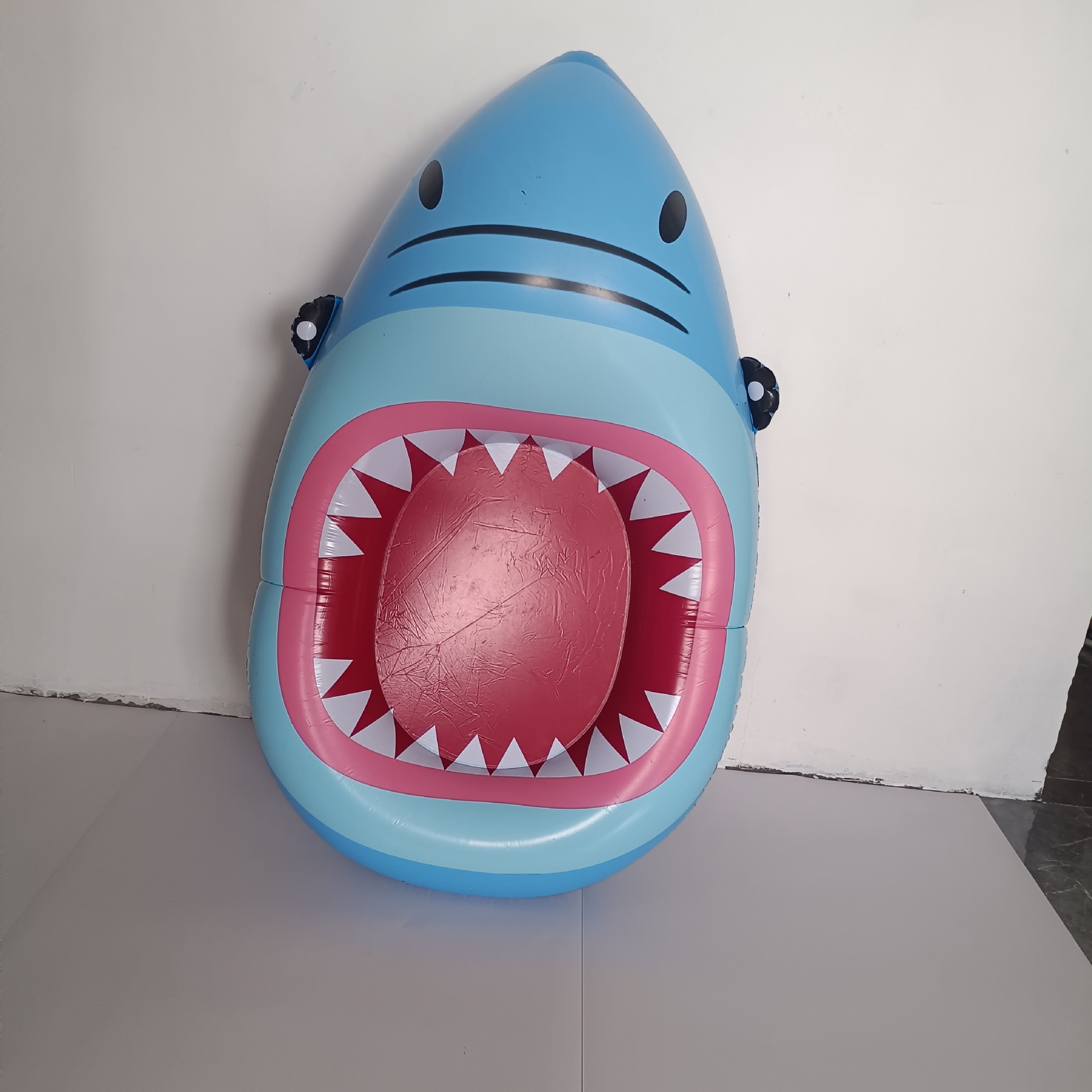 充气鲨鱼广告玩具