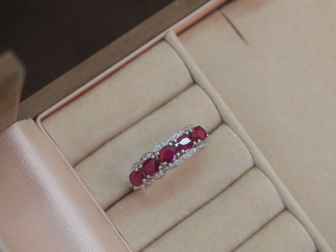 18k钻石红宝戒指au750金镶嵌天然红宝石排戒 鸽血红宝钻石排戒女