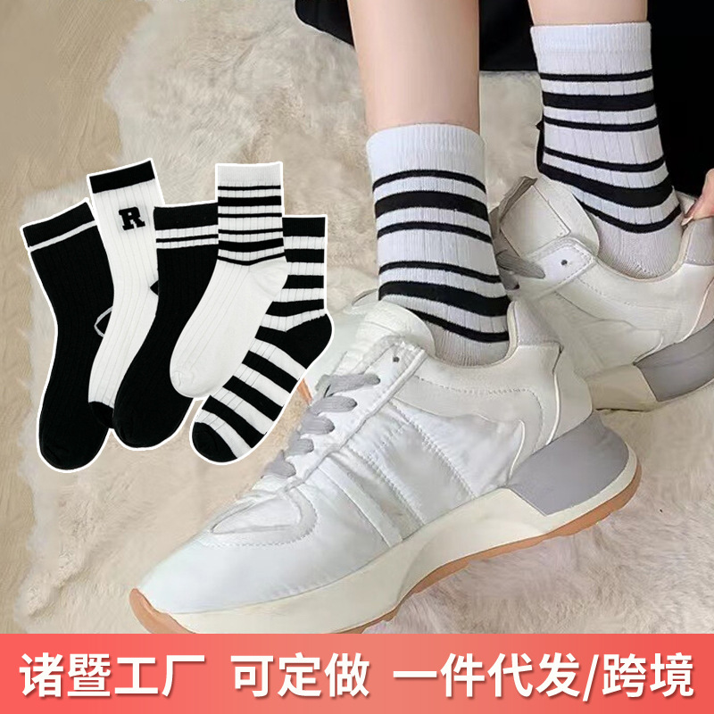 袜子女中筒袜黑白条纹英文长筒袜秋冬季潮袜百搭学院风少女学生袜