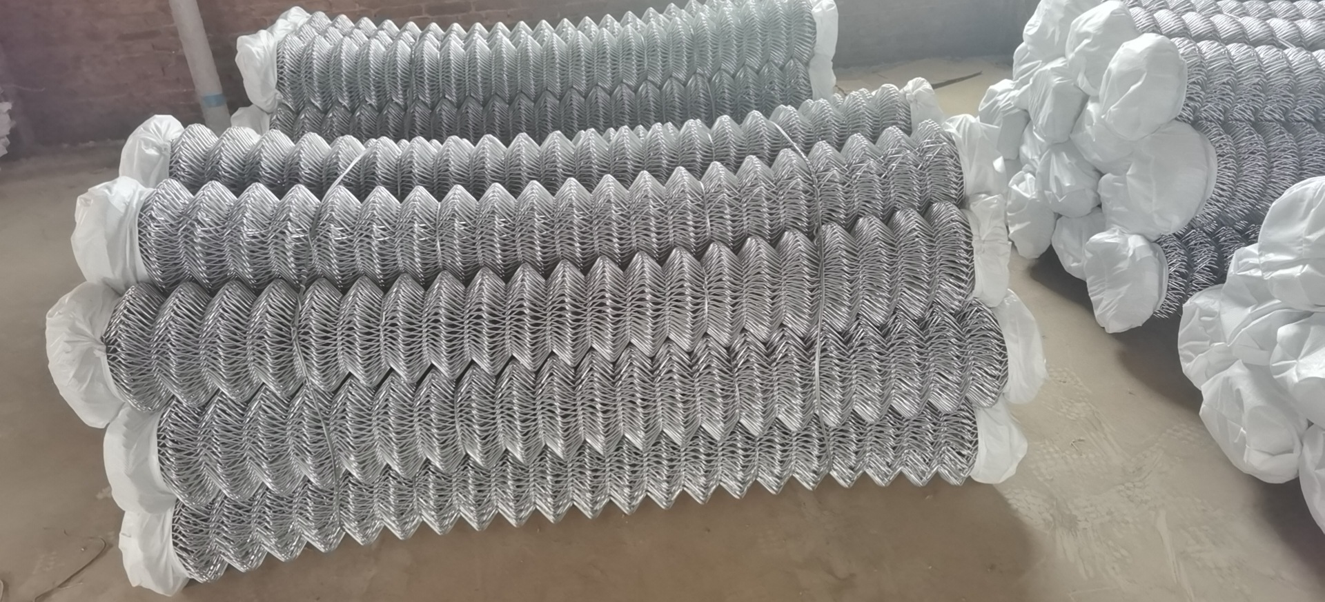 镀锌包胶勾花网体育场勾花网围栏出口勾花网厂家