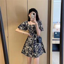 夏季2025新款法式碎花连衣裙女装名媛气质显瘦复古方领泡泡袖裙子