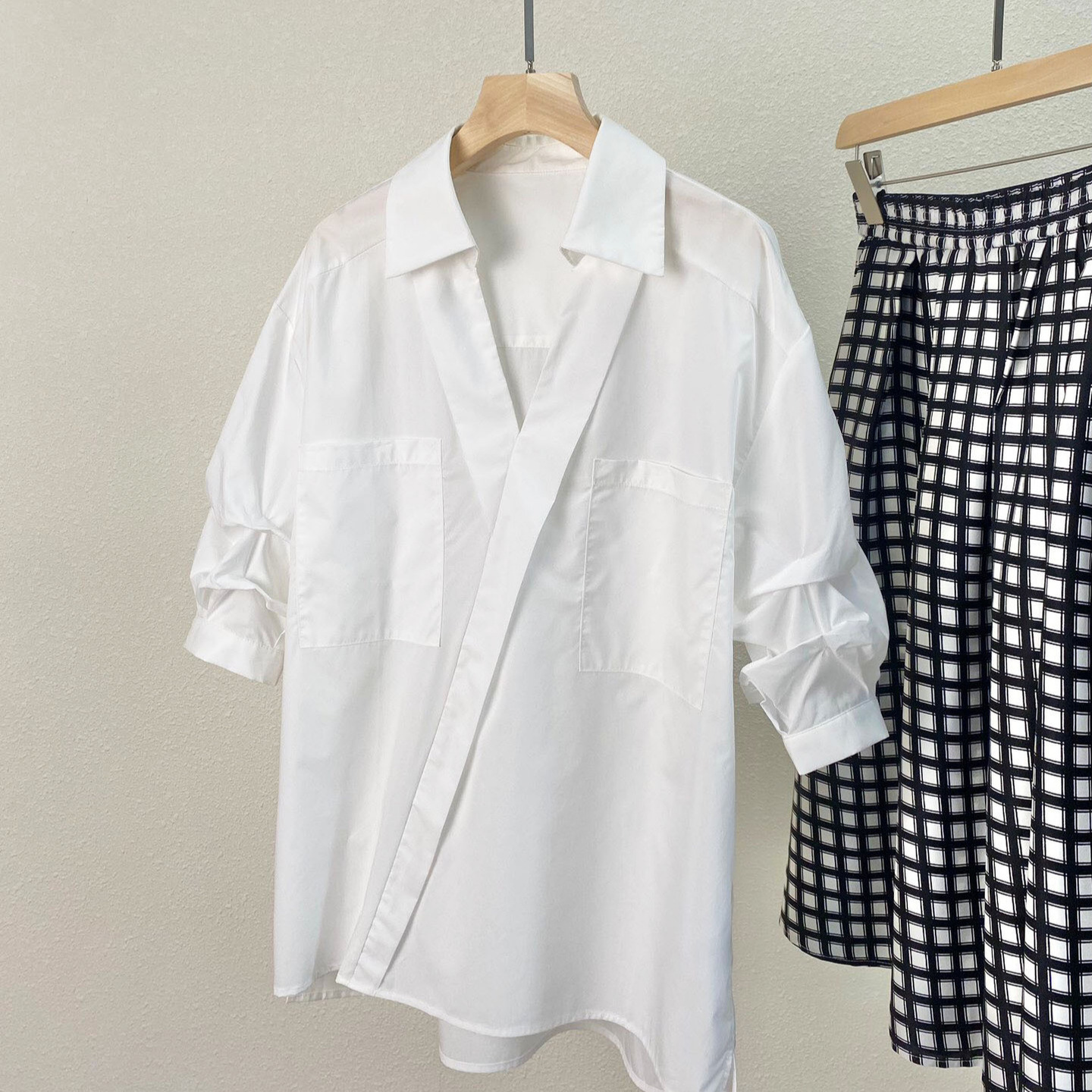 4275 设计感斜门襟v领五分袖白衬衫女式气质休闲通勤衬衣-阿里巴巴