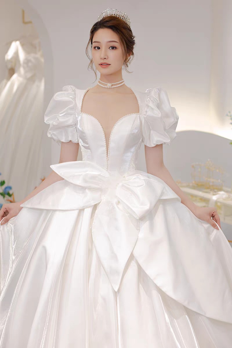 泡泡袖方领气质婚纱礼服缎面优雅2021夏新款性感v在逃公主拖尾纱