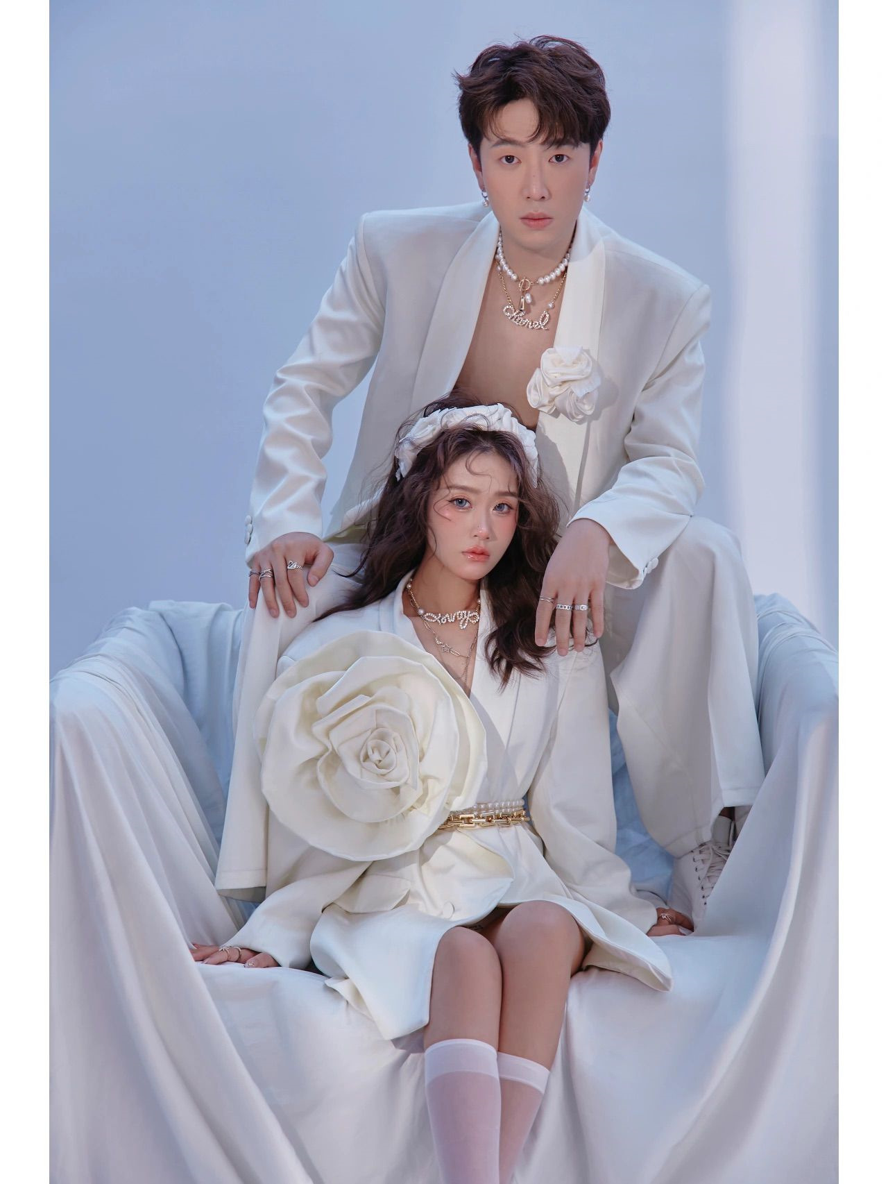 影楼摄影情侣西装主题大花网红杂志风宽版套装时尚新潮写真艺术照