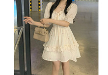 碎花连衣裙女夏新款泡泡袖法式温柔风气质花边绑带白色仙女蛋糕裙
