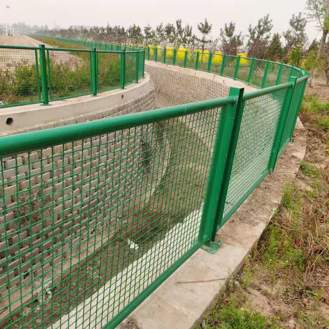 河边安全防护栏 轧花网护栏 高速中央防眩网 桥梁防抛网护栏