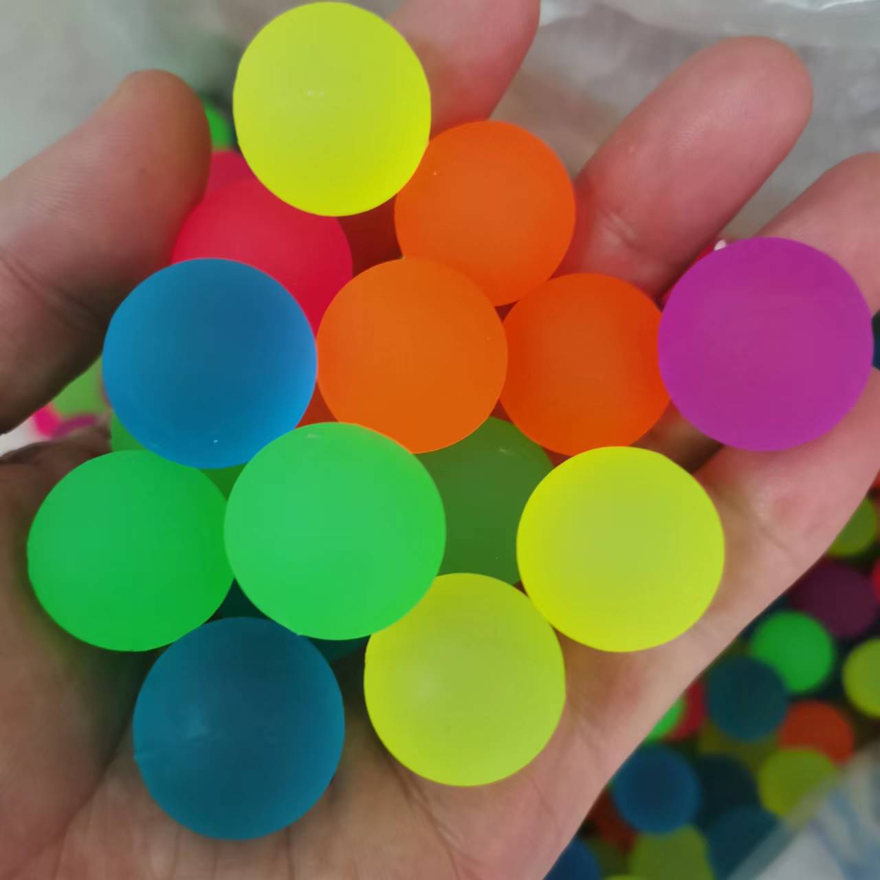 27号弹力球磨砂夜光跳跳球儿童学生玩具抽奖弹射一元扭蛋机球批发
