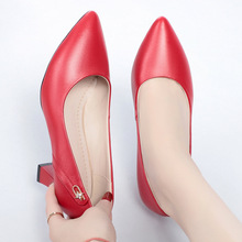 红色单鞋女软皮粗跟中跟真皮浅口防滑皮鞋春夏季高跟软底尖头女鞋