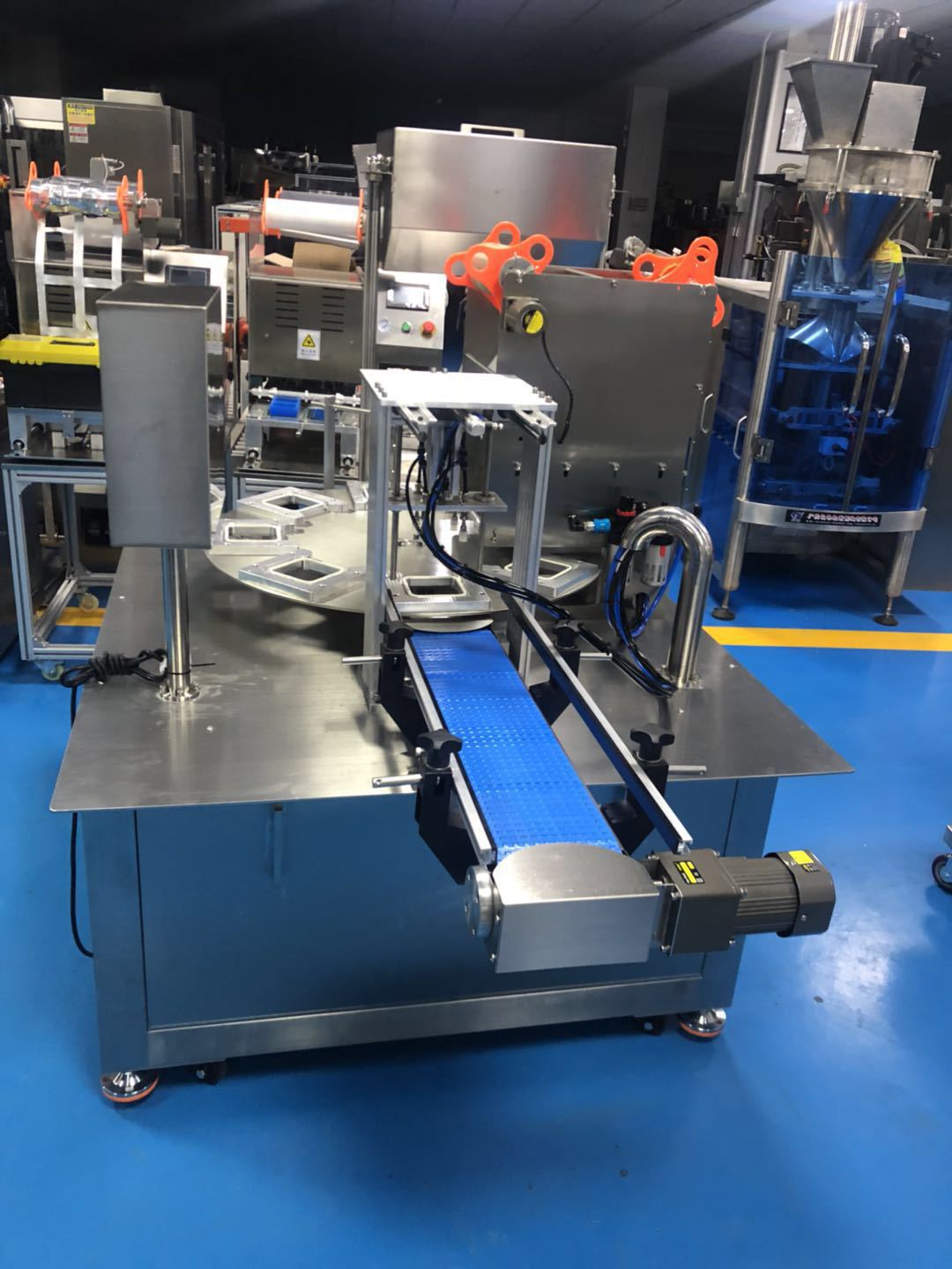 全自动转盘式封杯机 灌装奶茶饮料封口机酸奶杯装食品包装 机