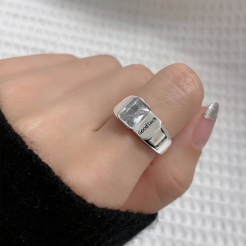 古猫宁 锆石方钻幸运luck戒指女宽面字母重工复古开口指环嘻哈风