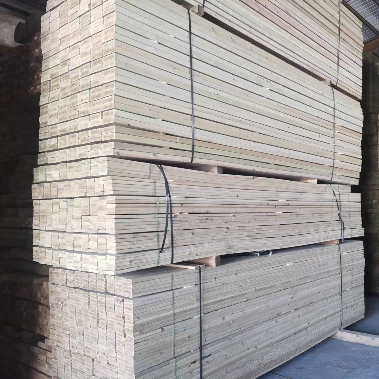 厂家芬兰松 实木板 白松木方建筑家具板云杉木松木板实木板材批发