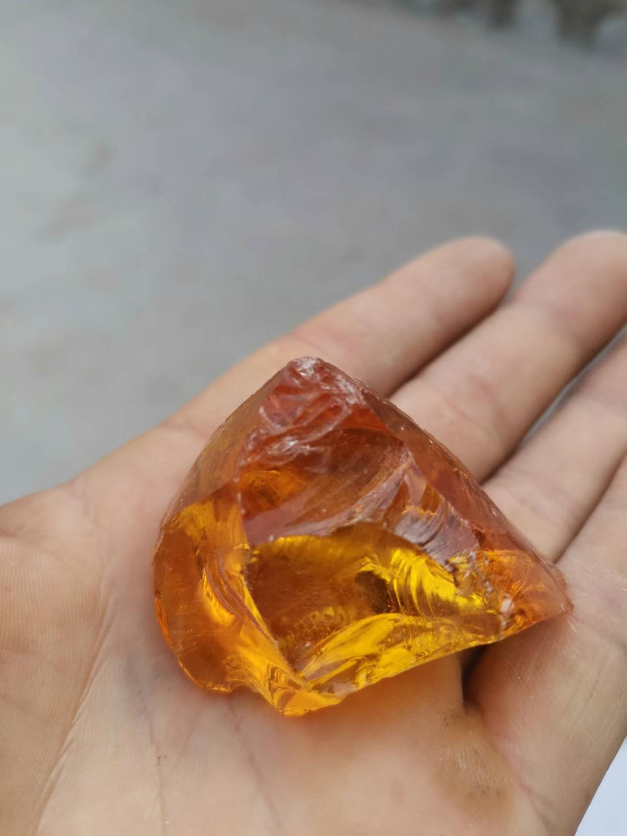 厂家供应琥珀色水晶琉璃原石香薰扩香石鱼缸盆花办公家居摆饰摆件