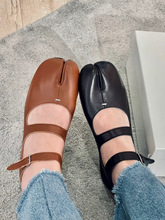 银色裂纹平底分趾鞋猪蹄子鞋单鞋女_阿里巴巴找货神器