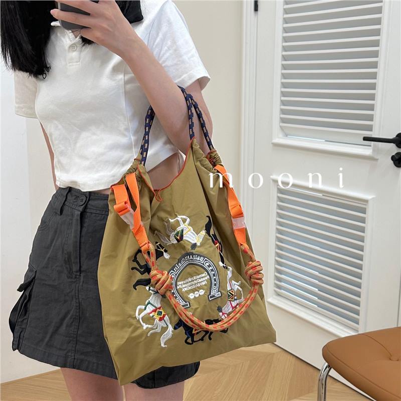 High round Upper Body Same Style Horse Embroidery Ballchain Environmental Protection Bag Shopping Bag Embroidery Shoulder Bag