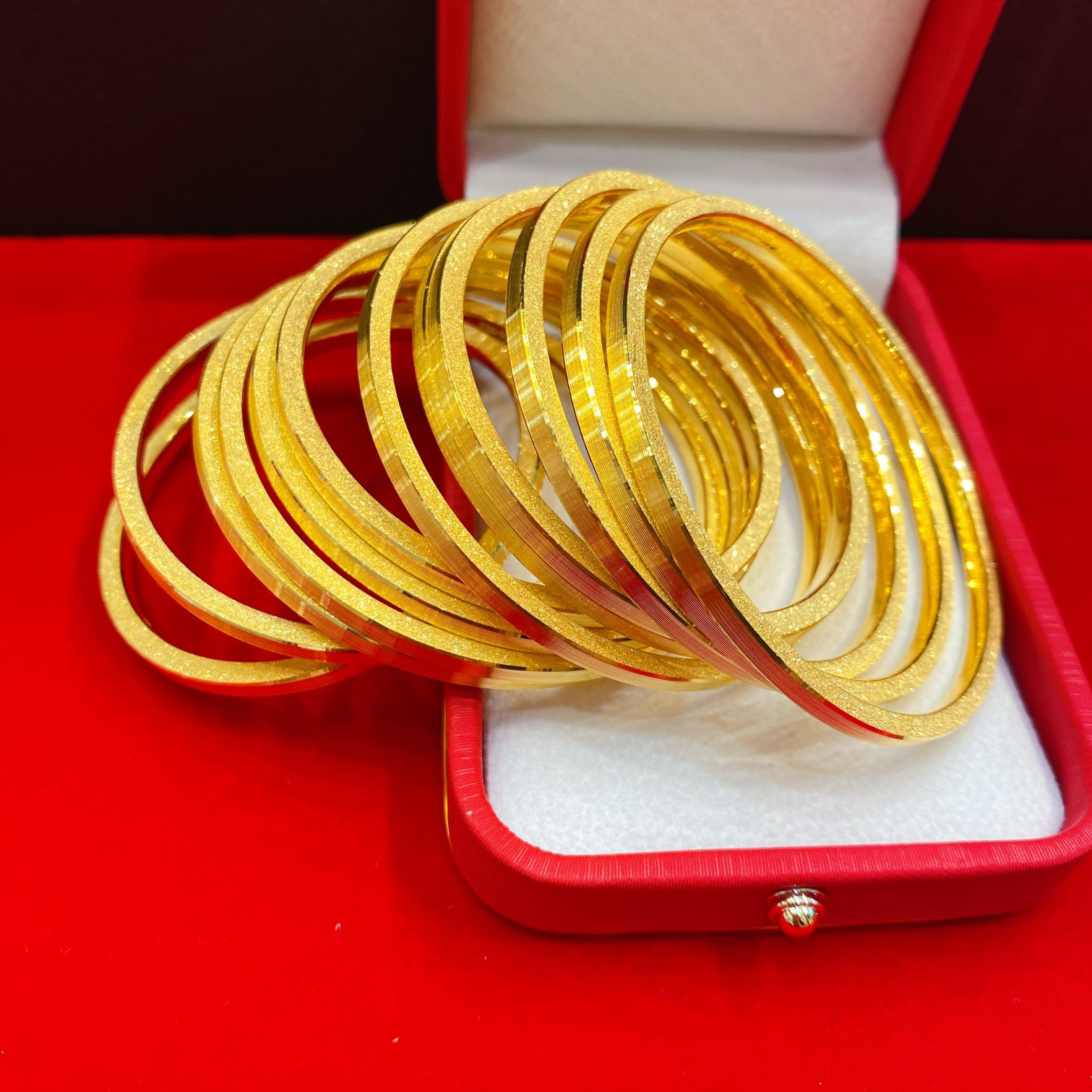 9筷子黄金手镯女 实心亮面磨砂时尚金镯子按克计价批发