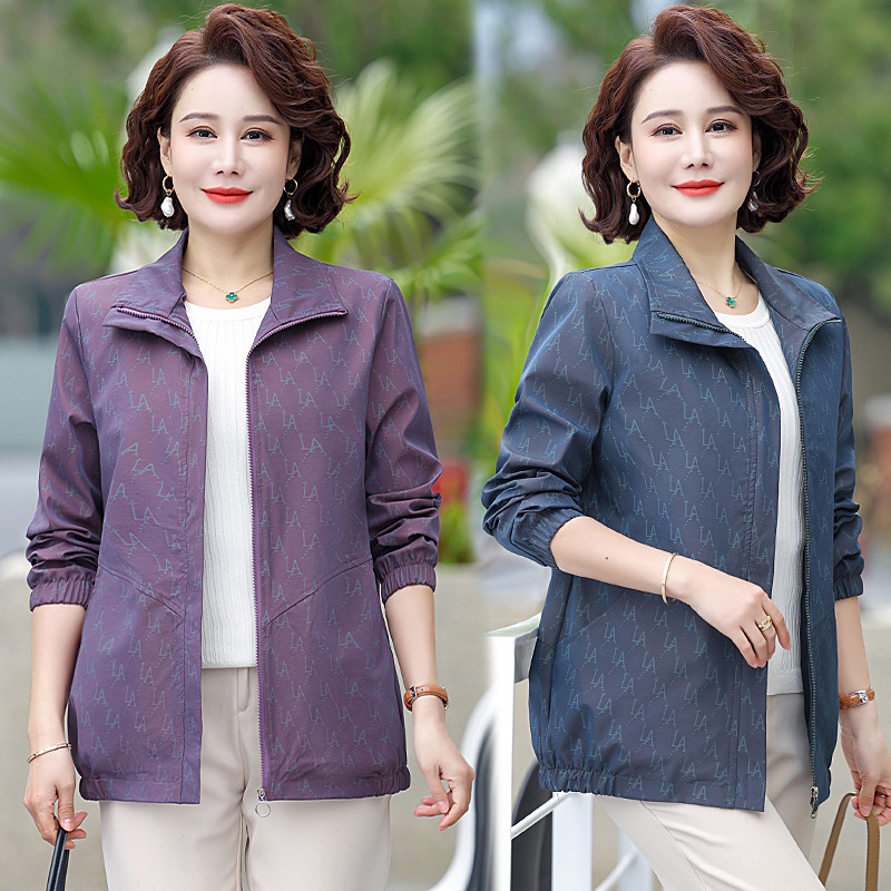 春秋新款中老年女装字母印花短款风衣外套百搭休闲妈妈装50岁60岁