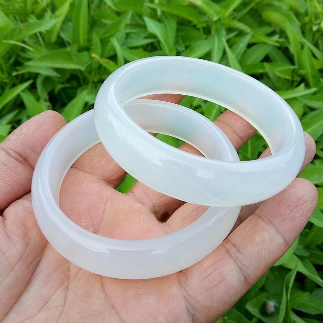 无痕代发森系优雅冰润白玛瑙手镯冰白玉髓手镯中宽约22mm批发