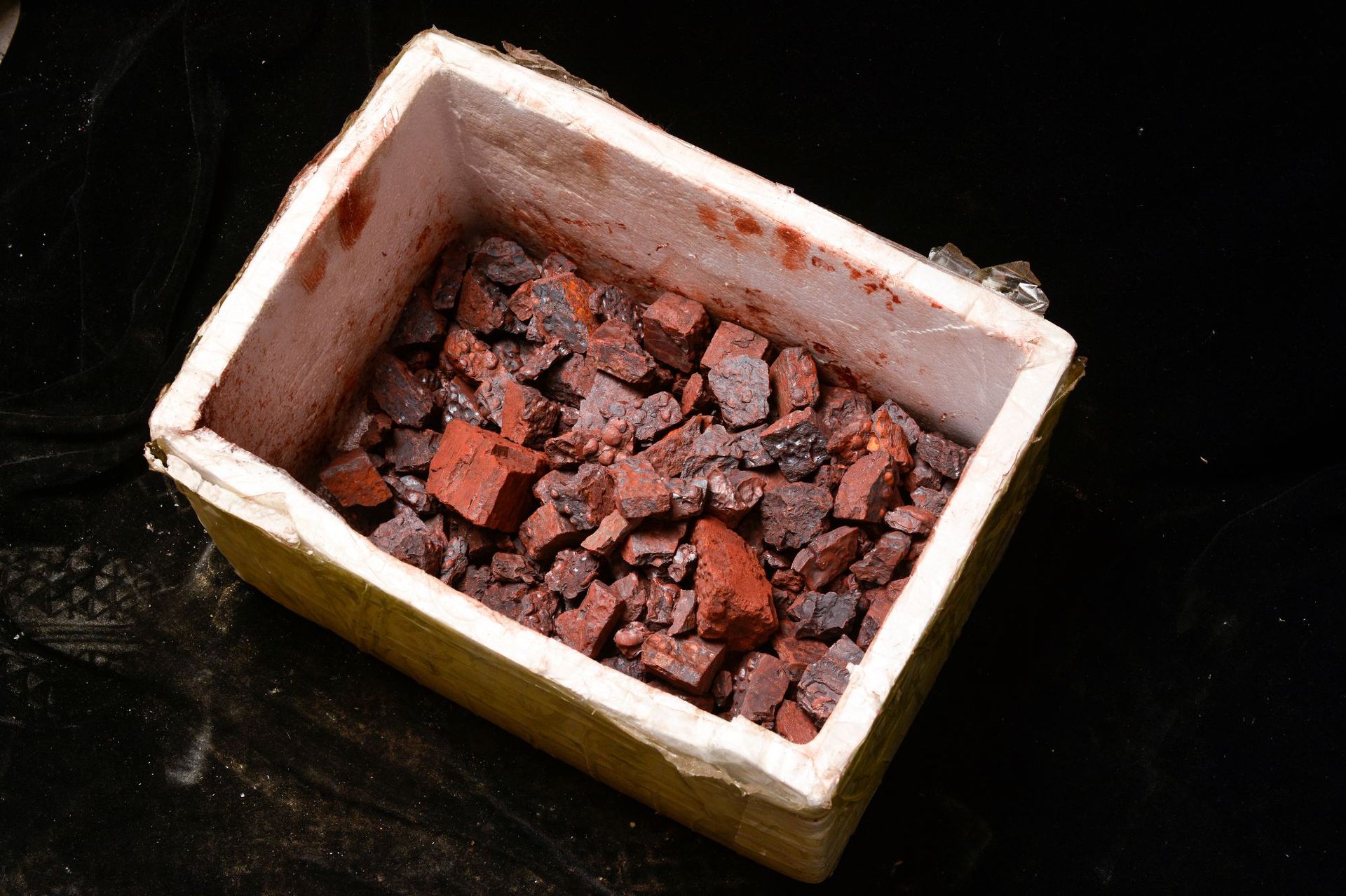 天然赤铁矿原石标本批发 岩石矿晶地质科学研究红色石头 源头厂家