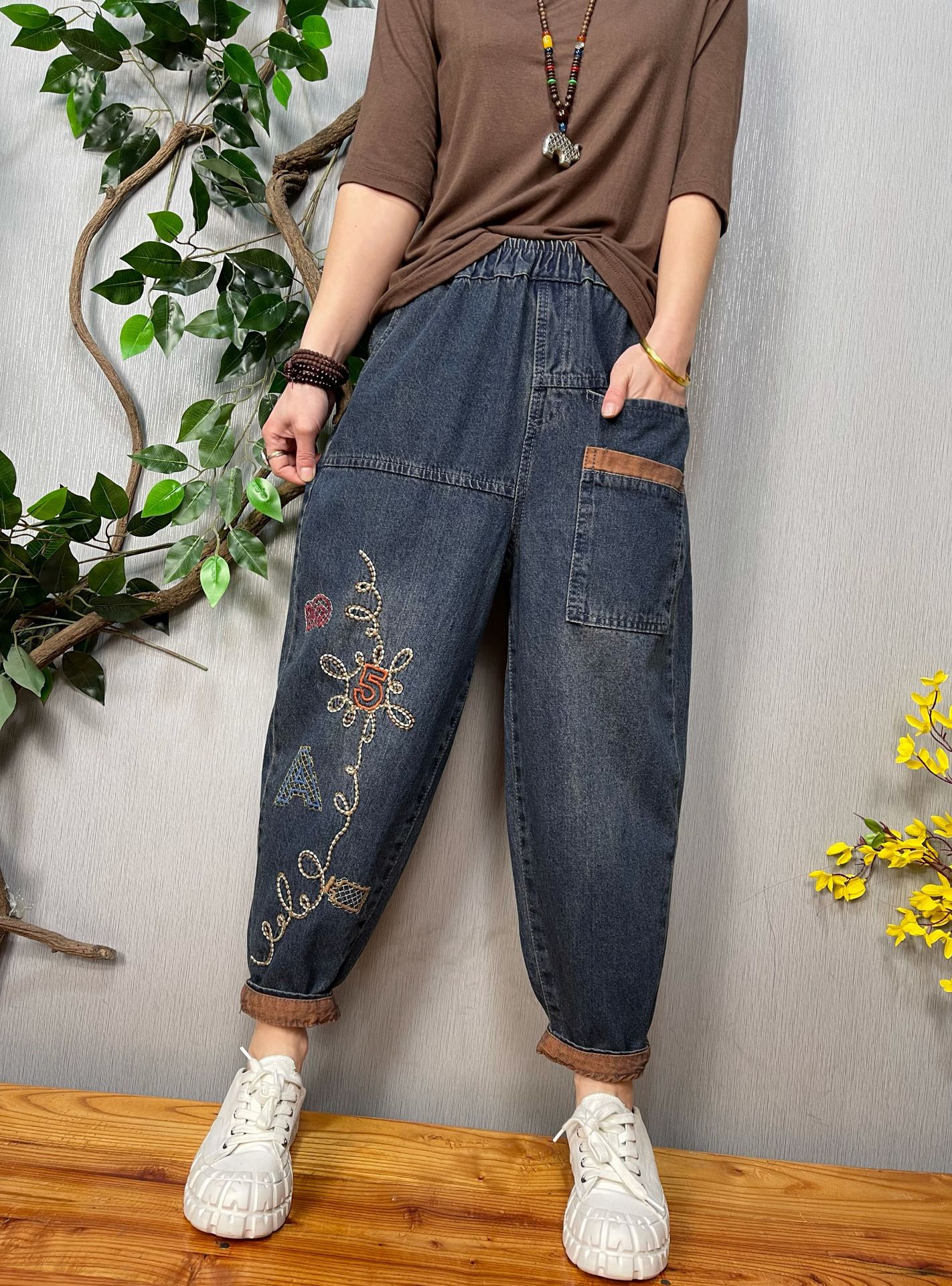 2022春季新款复古文艺刺绣牛仔裤女水洗贴布宽松显瘦松紧腰女裤子