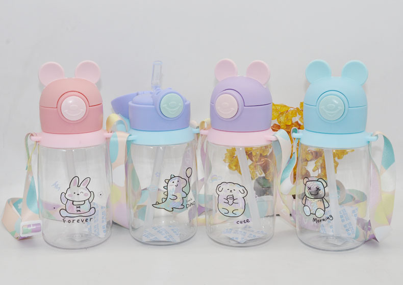 富欣达塑料杯宝宝儿童吸管杯婴儿水壶一口吸有背带水杯学生太空杯