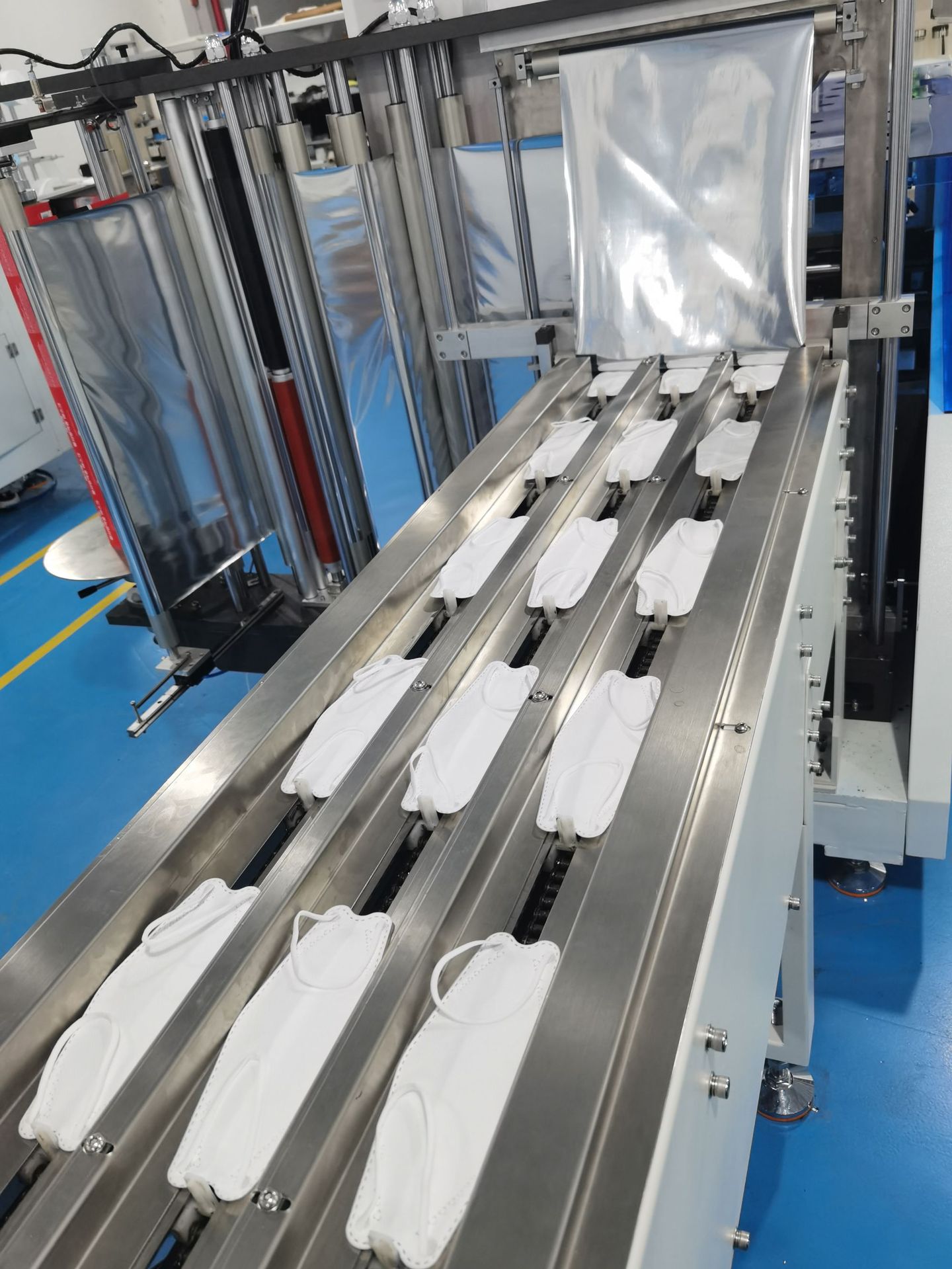 全自动韩国kf94鱼型包装机 四面密封包装机器 口罩热收缩包装机