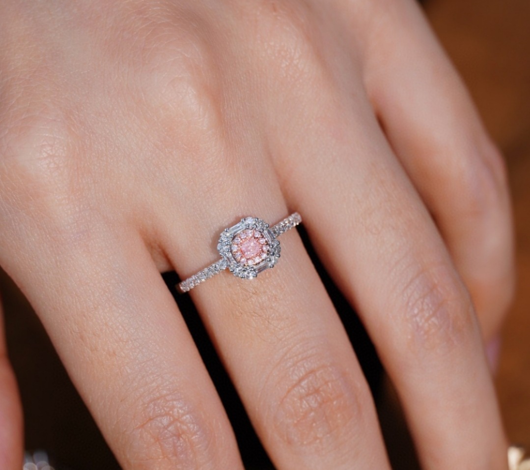 厂家批发18k金天然粉钻戒指 au750金钻戒 真钻彩钻戒指配国际大证