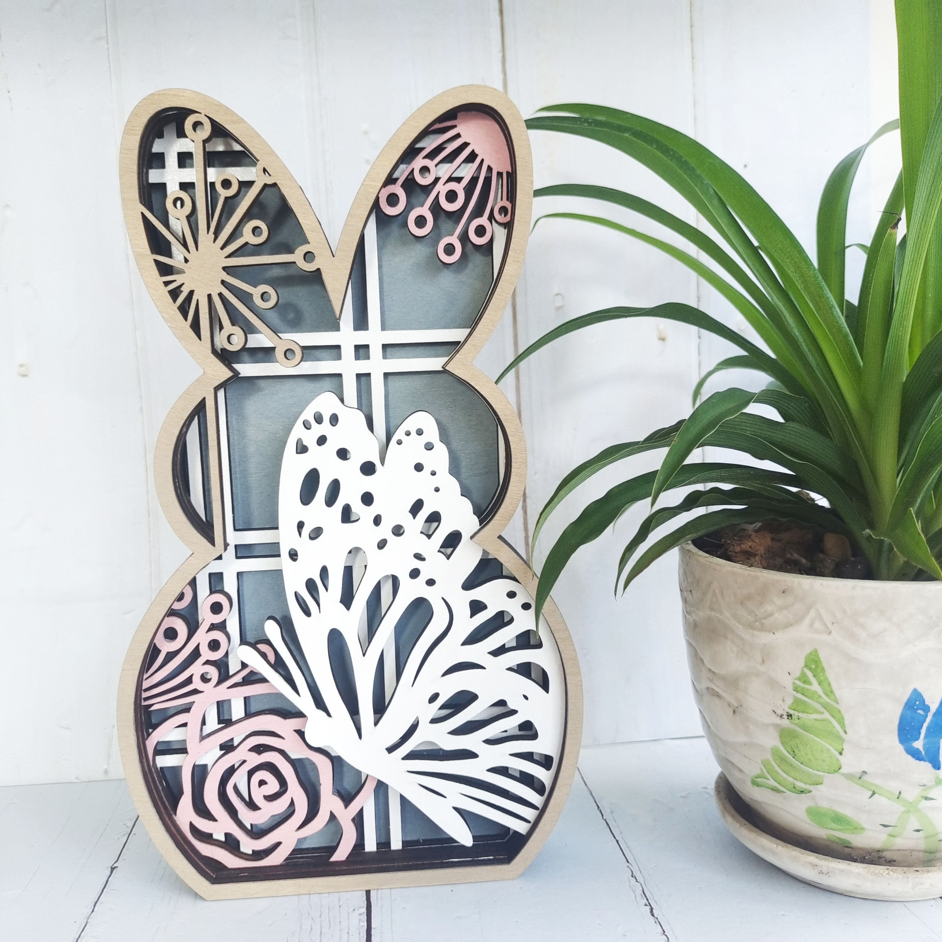 新款复活节摆件木质雕刻兔子装饰节日家居装饰品彩色镂空兔子摆件