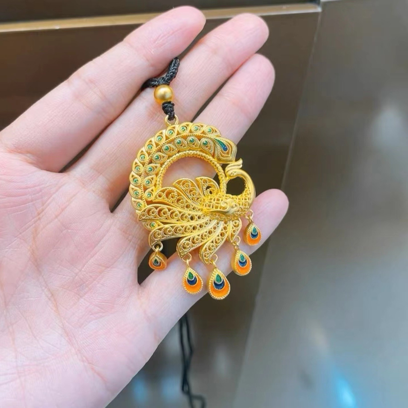珐琅开屏孔雀吊坠 中式古法黄金色孔雀国风挂坠仿真金婚庆项链