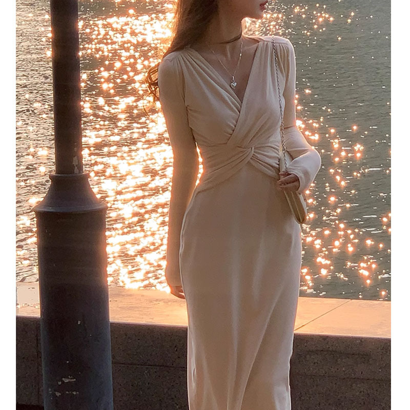 白色v领交叉扭结针织连衣裙秋冬气质长裙长款收腰裙子2023新款女