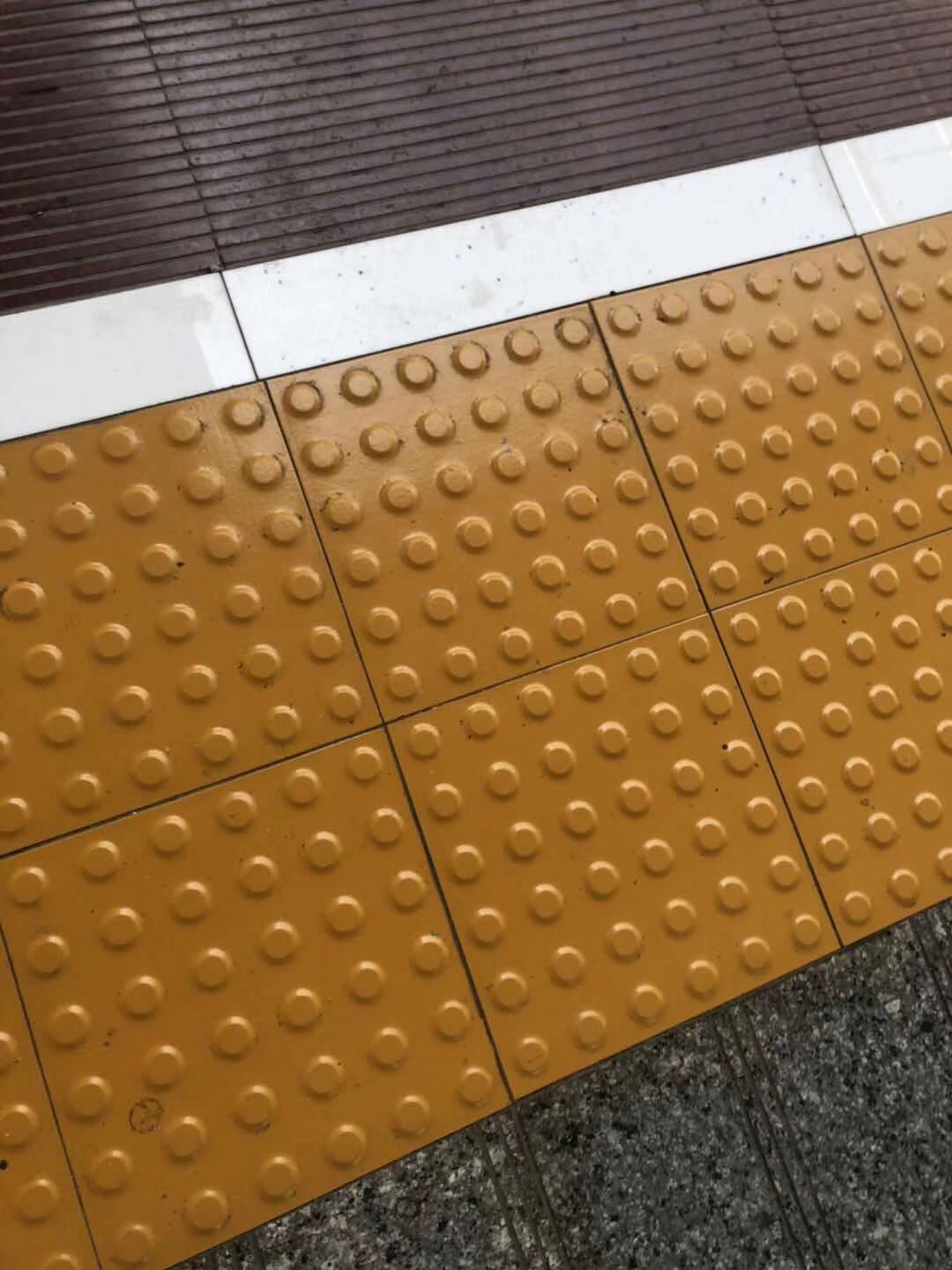 盲道砖 全瓷灰色导盲砖工程砖300x300人行道庭院砖黄色广场止步砖