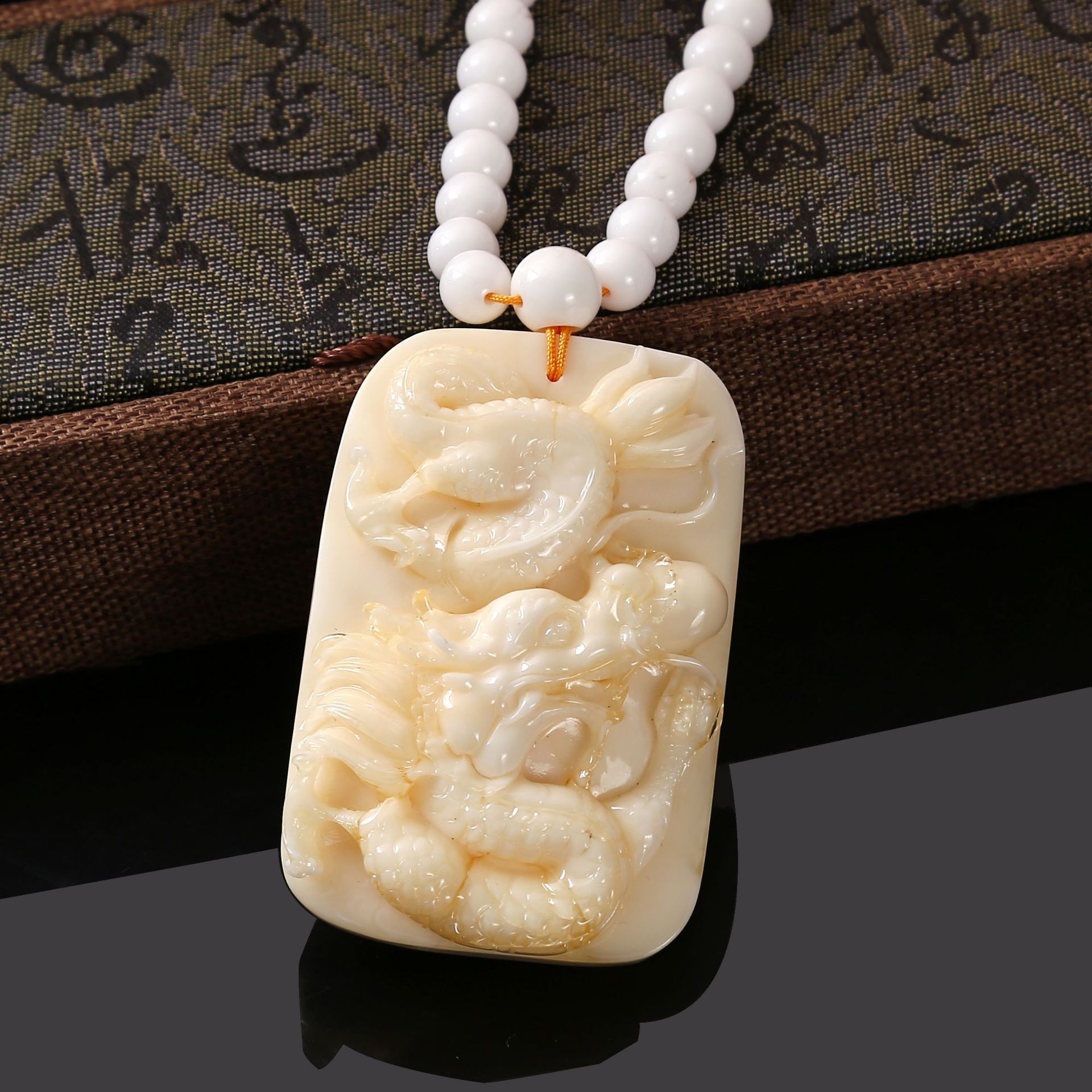 民族风蜜蜡平安龙牌吊坠琥珀雕刻挂坠长毛衣链公园地摊小饰品货源