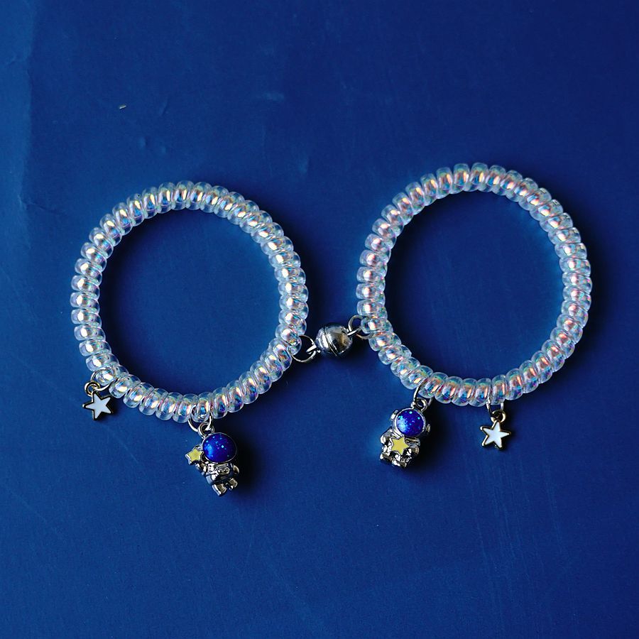 日韩闺蜜四人手链女 磁扣相吸电话线发圈送舍友ins抖音宇航员饰品