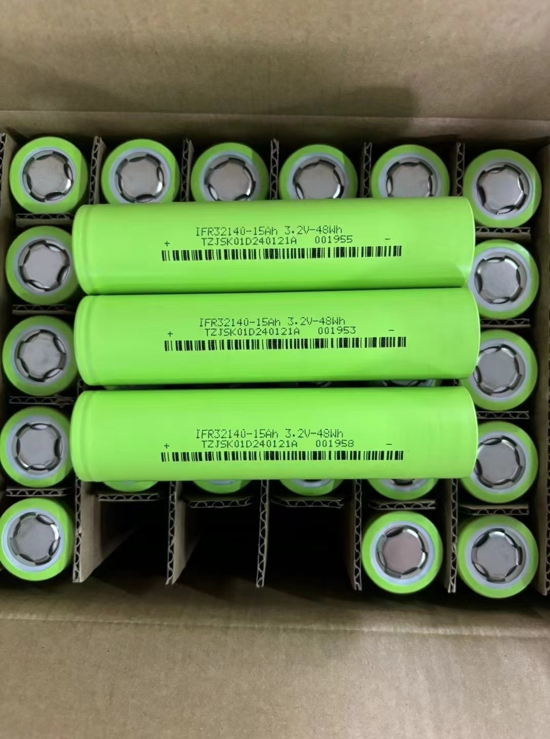 32140磷酸铁锂电芯15ah 圆柱体铝壳电芯3.2v 大容量锂电池