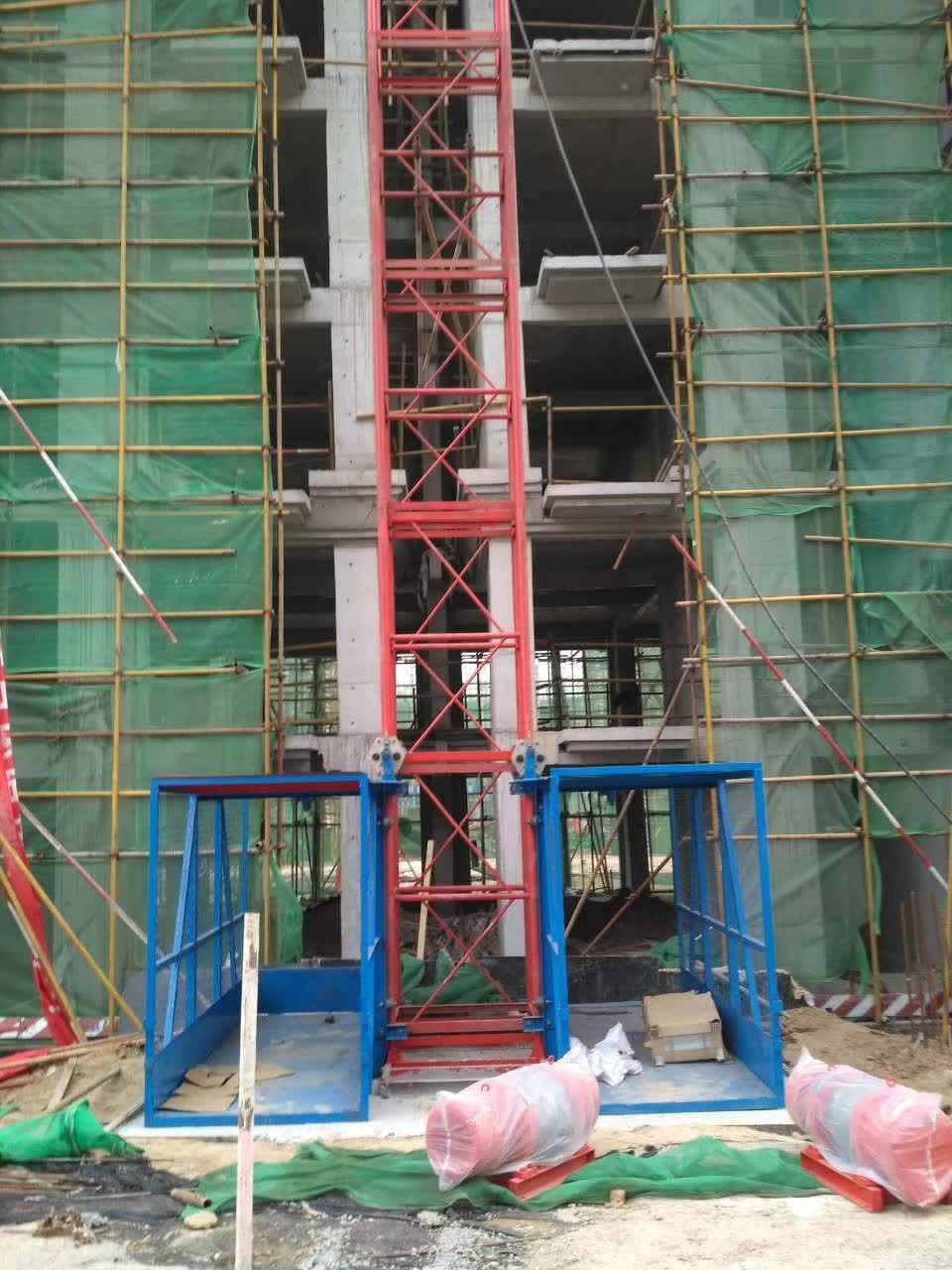 机 承重1吨单柱单笼龙门架)我公司生产的ss1t型施工升降机适用性广范