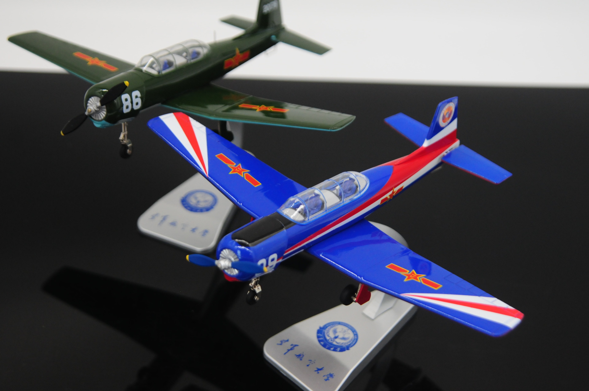 初教-6空军表演机模型 初教六 教6教练机合金飞机模型 1:48礼盒