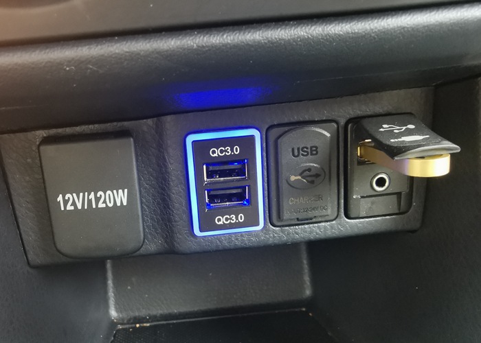 适用于丰田卡罗拉雷凌双擎改装qc3.0车充usb双快充加电压显示插座