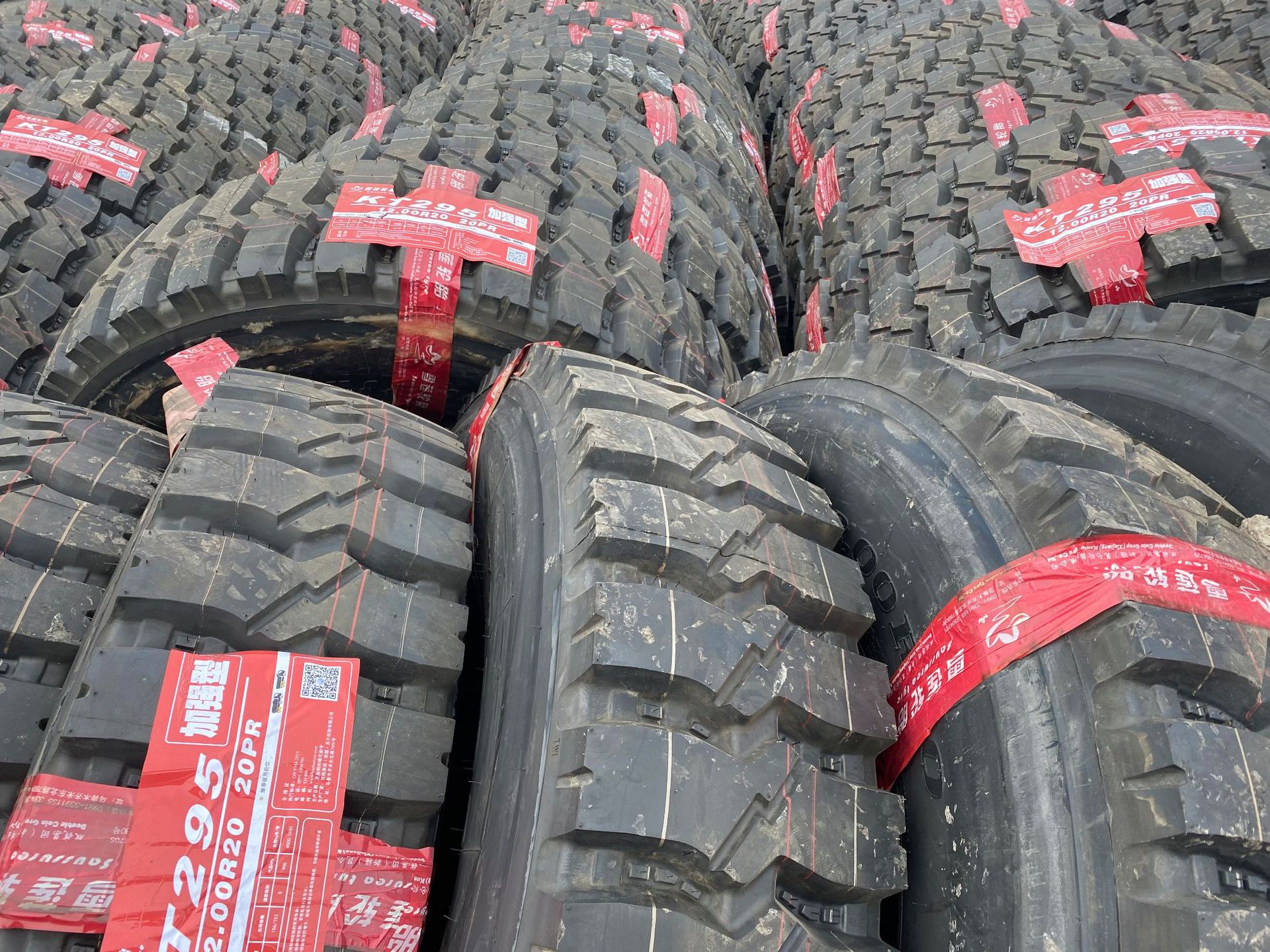 沙驼217四块 1200r20重载百吨王轮胎 沙驼雪莲轮胎 安驰 路鳌轮胎