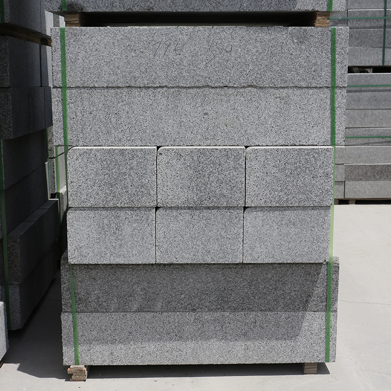 芝麻灰花岗岩石料 山东石材厂五莲灰路沿石路缘石火烧面马路牙子