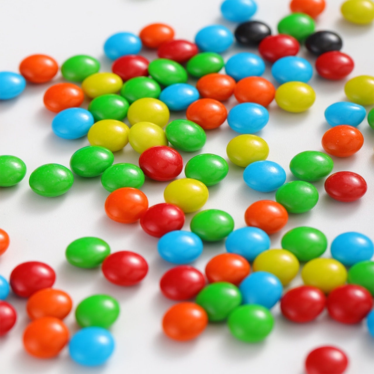 彩虹糖巧克力豆批发代理多果味小吃零食糖果礼包巧克力口味儿童