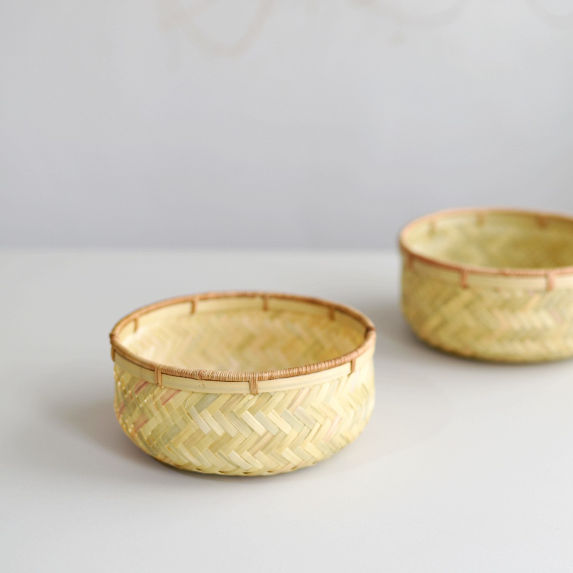 澈 日式经典藤口竹篮 圆形 纯手工编制 桌面收纳篮 置物筐 拍摄