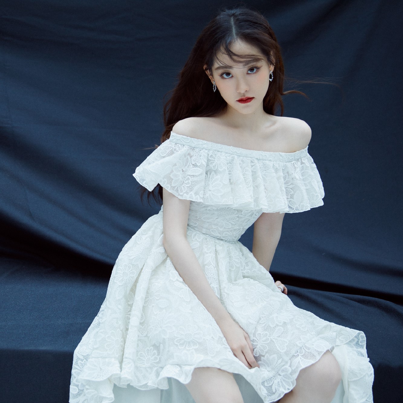 祝绪丹明星同款甜美一字肩白色蕾丝荷叶边拖尾连衣裙小礼服2021新