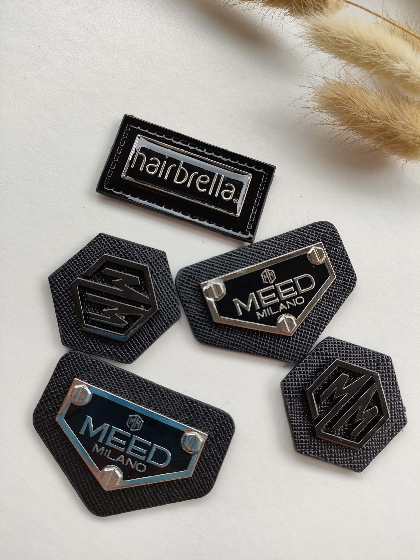 定制箱包五金皮标 仿皮凸印压印logo方形皮牌 牛仔裤金属皮标