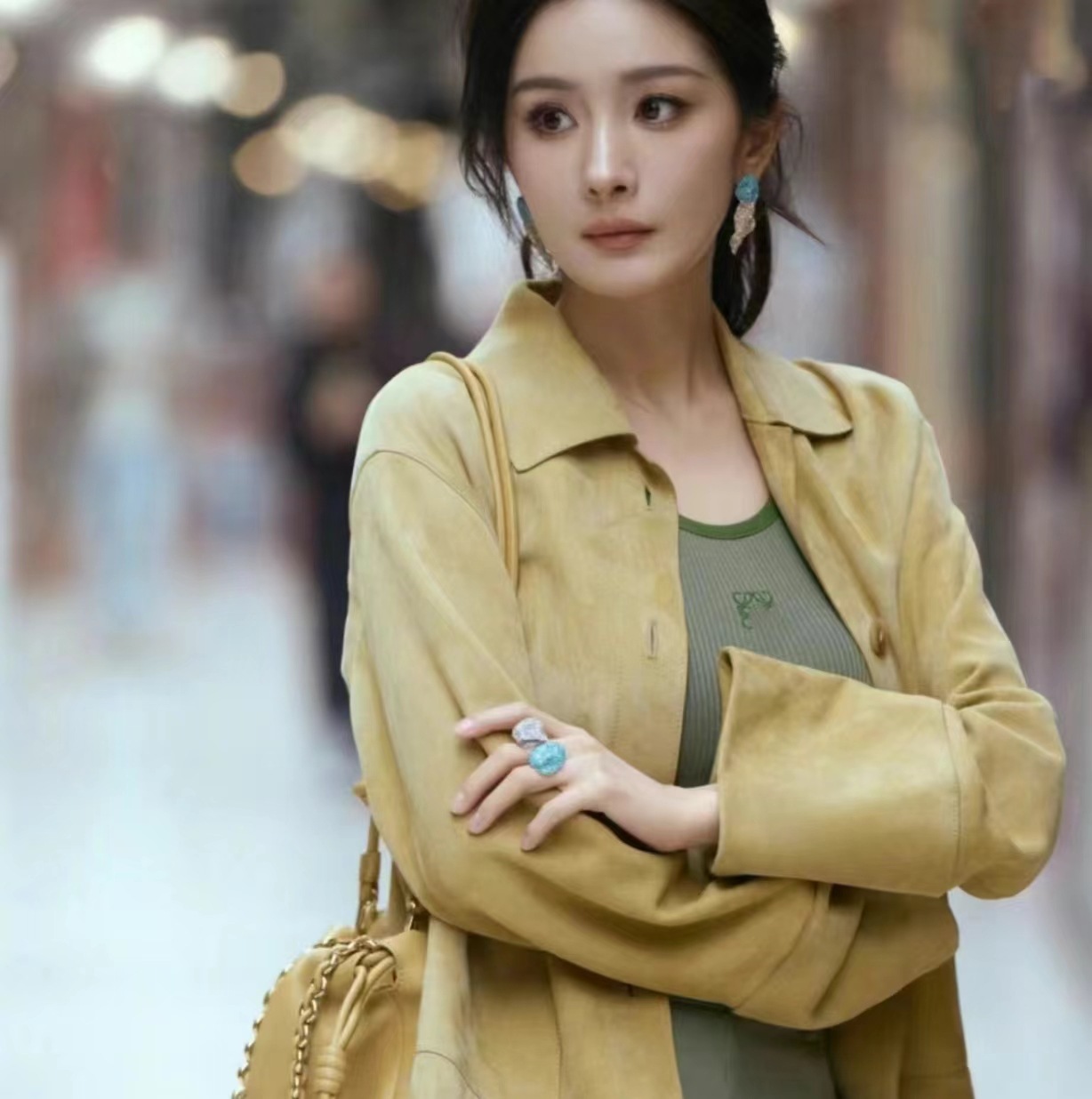 lo*杨幂同款刺绣logo针织撞色超显白灰绿色背心显瘦内搭-阿里巴巴