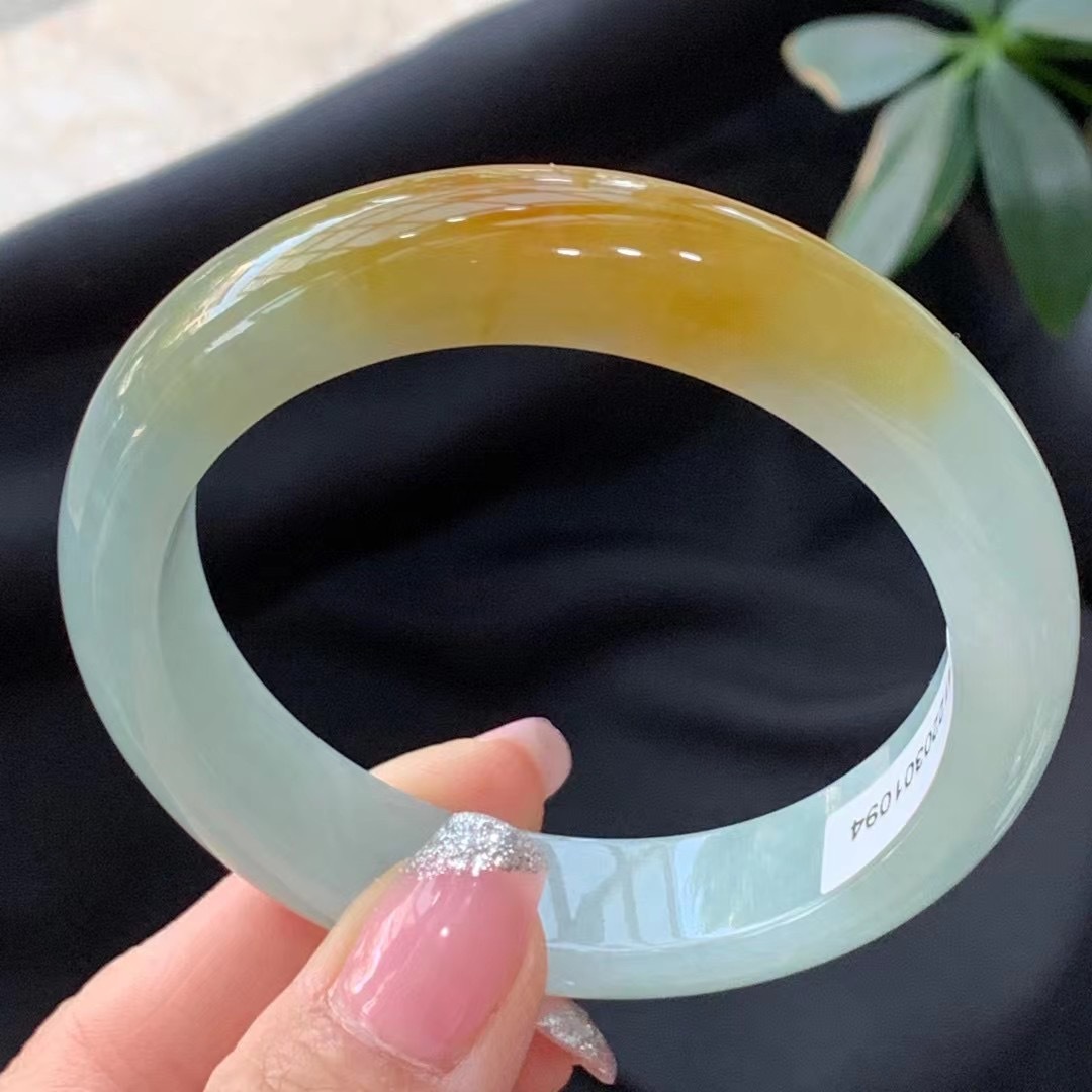 缅甸翡翠a货手镯冰糯种飘黄翡翡翠手镯一手货源25000元 圈口56.