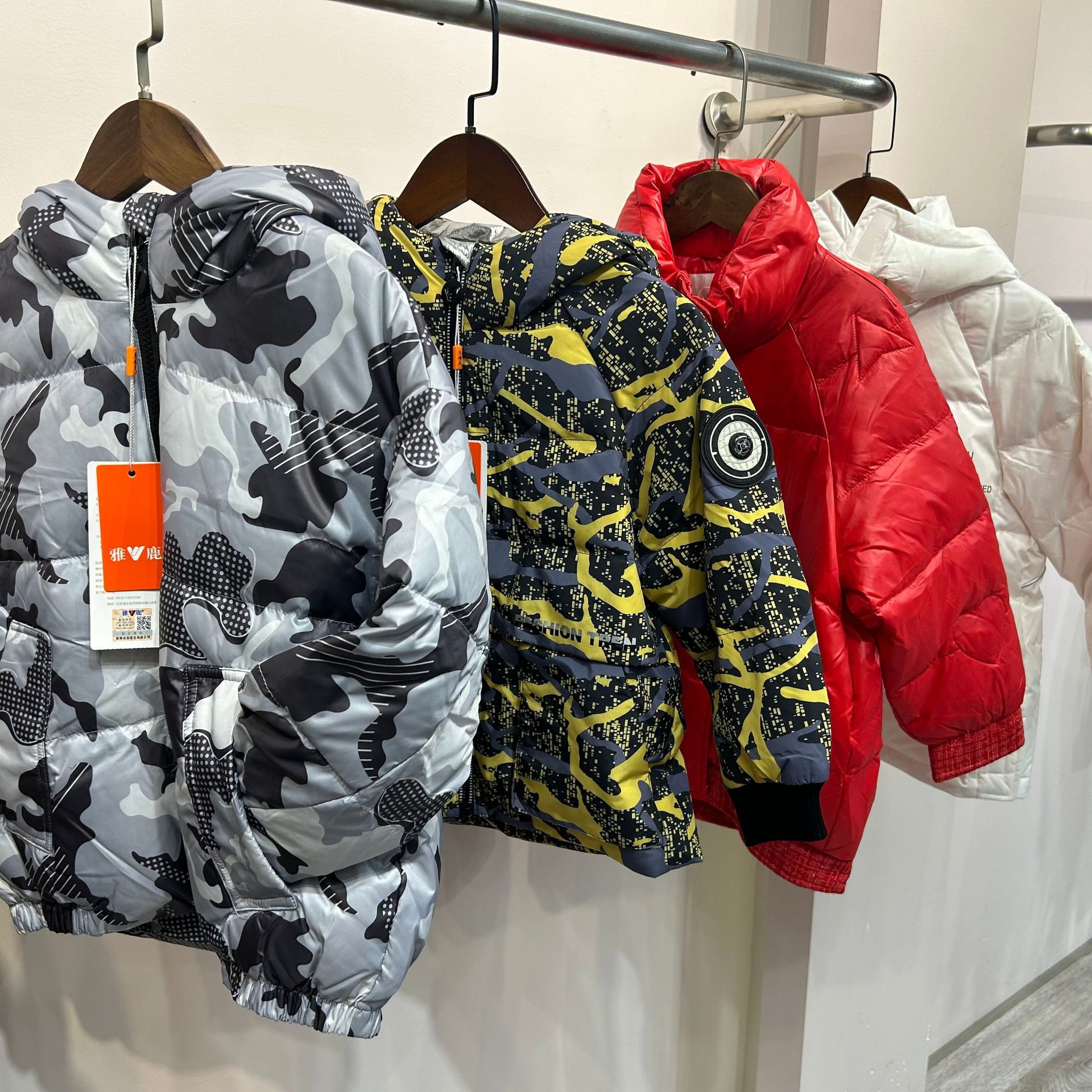 巴拉巴拉童装品牌折扣反季儿童羽绒服批发巴布豆湖州织里尾货混批