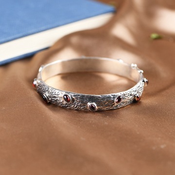 金鹿王 s925银手镯 复古工艺 文艺时尚锤裂纹镶嵌石榴石女款银镯