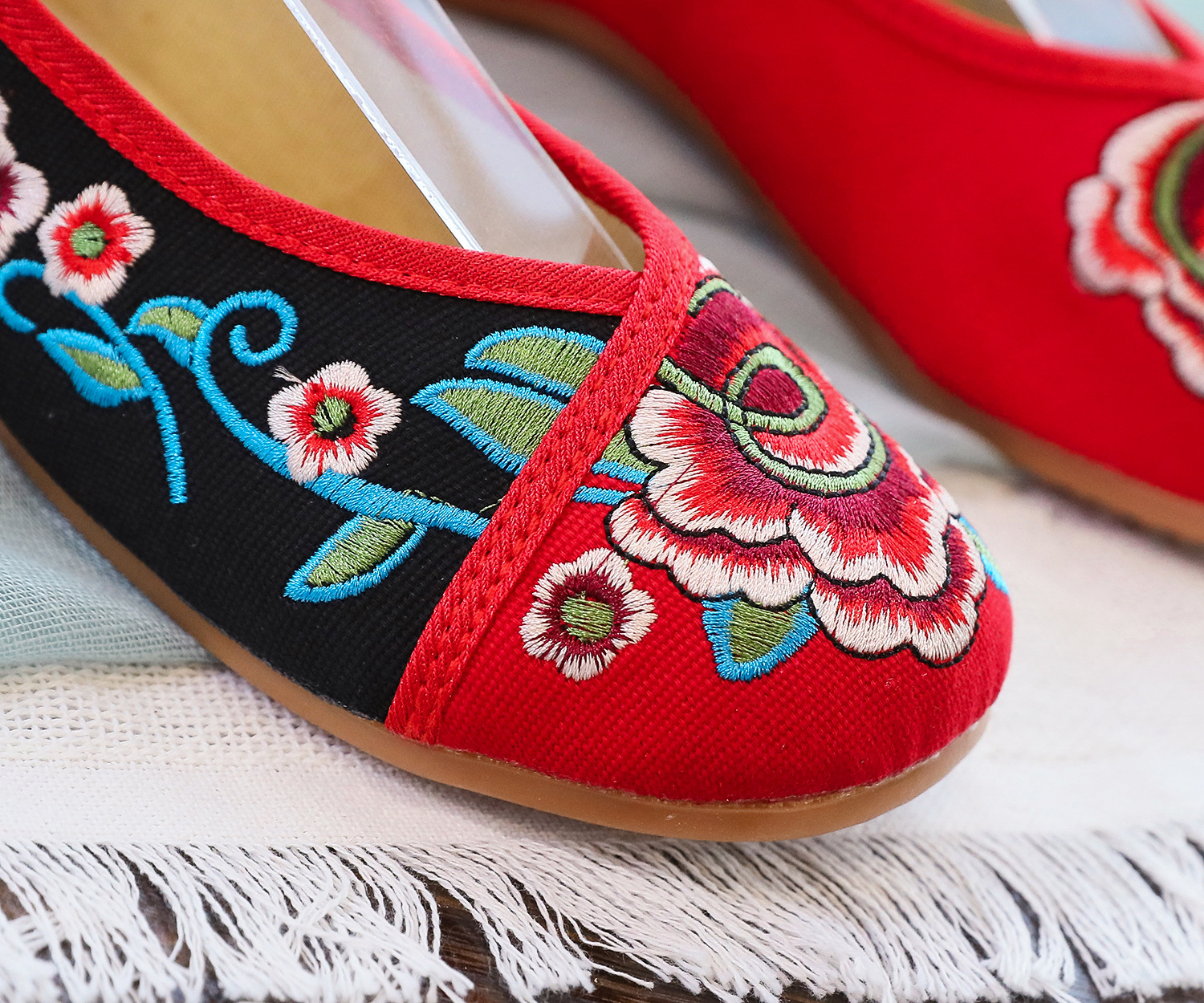 秋牛筋底撞色脚环低跟广场舞女装布鞋学生民族风绣花女士鞋女款式